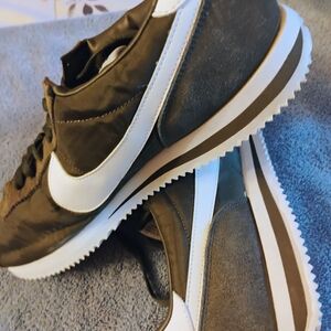 Nike Men's Black and White Sneakers